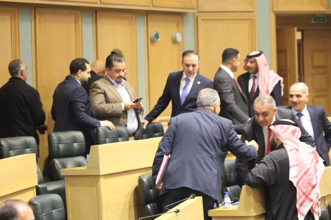 بالصور والفيديو… لقطات قبيل انطلاق جلسة النواب اليوم