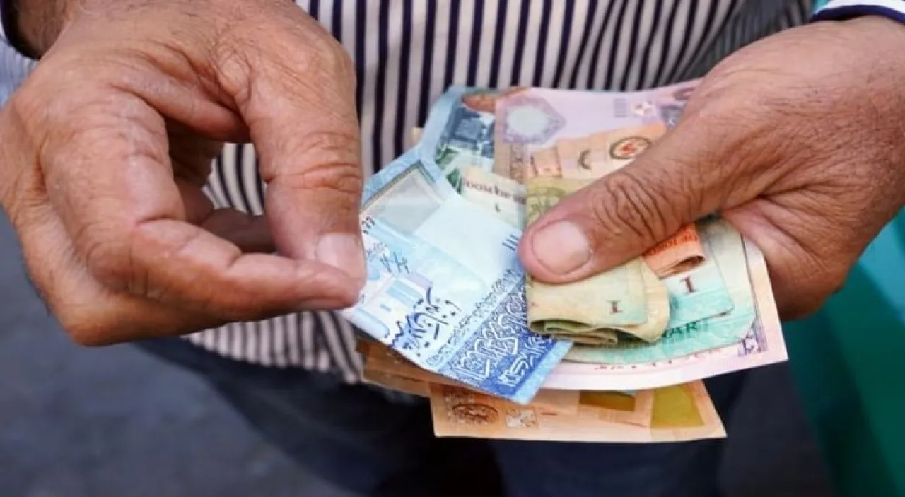 التربية والتعليم تحوّل مستحقات العاملين في البرامج التعليمية إلى البنوك