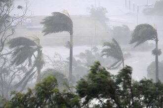 مصرع شخصين وعواصف تعصف بشمال أوروبا