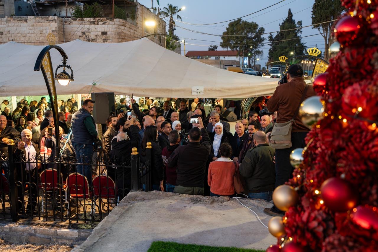 مندوبًا عن وزير السياحة والآثار أمين عام الوزارة الخضير يضيء شجرة عيد الميلاد في تل إربد