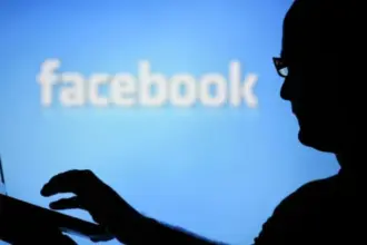 فيسبوك يختبر قيوداً على نشر الروابط الخارجية لتشجيع الاشتراكات المدفوعة