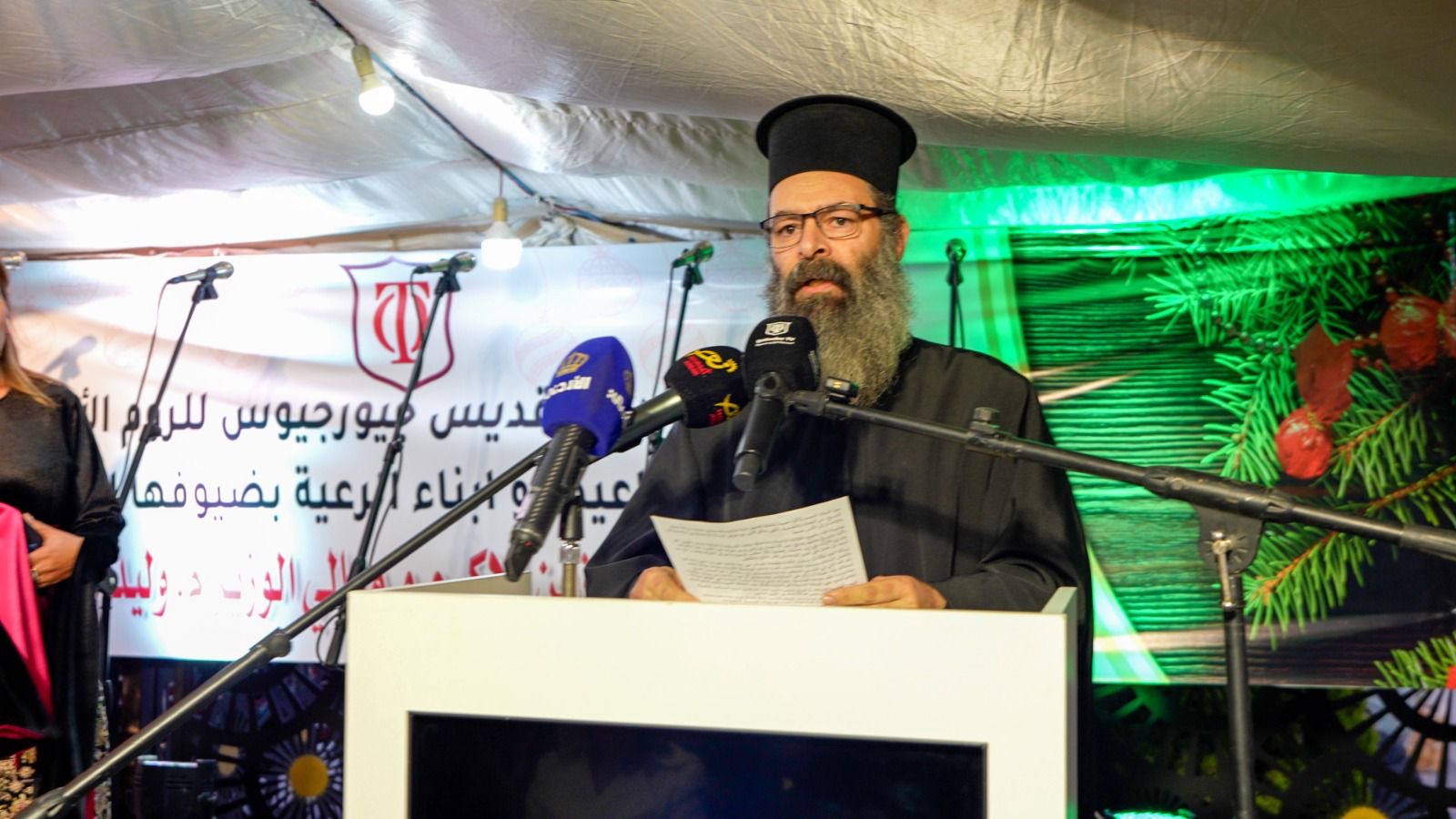 مندوبًا عن وزير السياحة والآثار أمين عام الوزارة الخضير يضيء شجرة عيد الميلاد في تل إربد