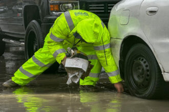 بالصور .. أمانة عمّان تتعامل مع ارتفاع منسوب المياه وتحذر المواطنين