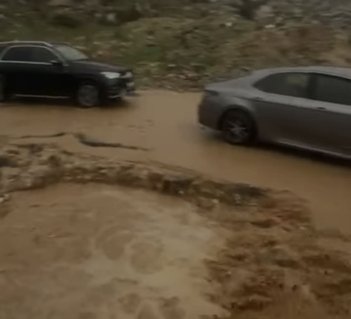 صورة حول : عاجل | بالفيديو .. مياه الأمطار تحاصر السيارات على طريق الترخيص مرج الحمام عاجل | بالفيديو .. مياه الأمطار تحاصر السيارات على طريق الترخيص مرج الحمام