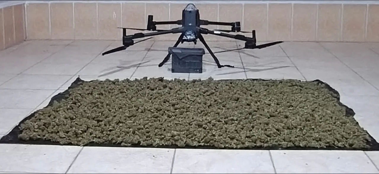 صورة حول : عاجل | إحباط تهريب مخدرات بطائرة مسيّرة في المنطقة الجنوبية عاجل | إحباط تهريب مخدرات بطائرة مسيّرة في المنطقة الجنوبية