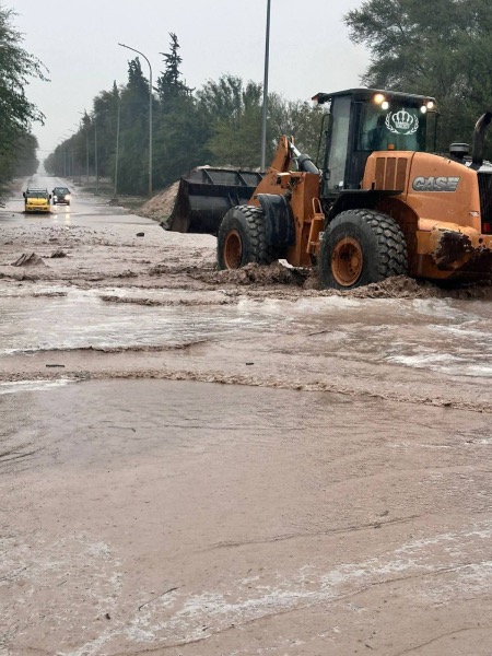 إعادة فتح طريق العدسية-الشونة الشمالية بعد انحسار مياه الأمطار