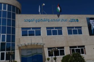 جعفر حسان يكرّم موظفًا في شركة مياهنا تقديرًا لجهوده المتميزة