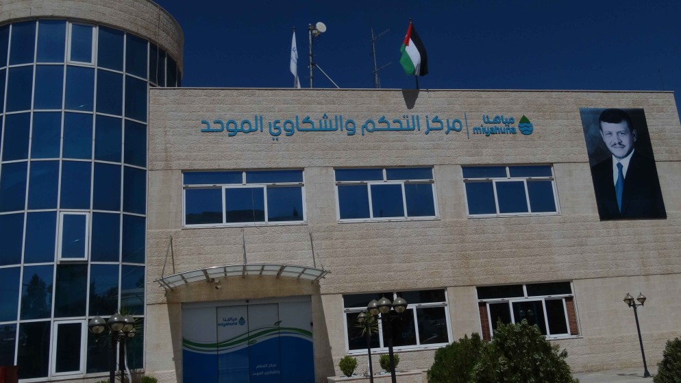 صورة حول : جعفر حسان يكرّم موظفًا في شركة مياهنا تقديرًا لجهوده المتميزة جعفر حسان يكرّم موظفًا في شركة مياهنا تقديرًا لجهوده المتميزة