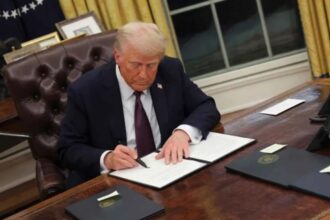 ترامب يخطط لتوسيع حظر السفر إلى أكثر من 30 دولة