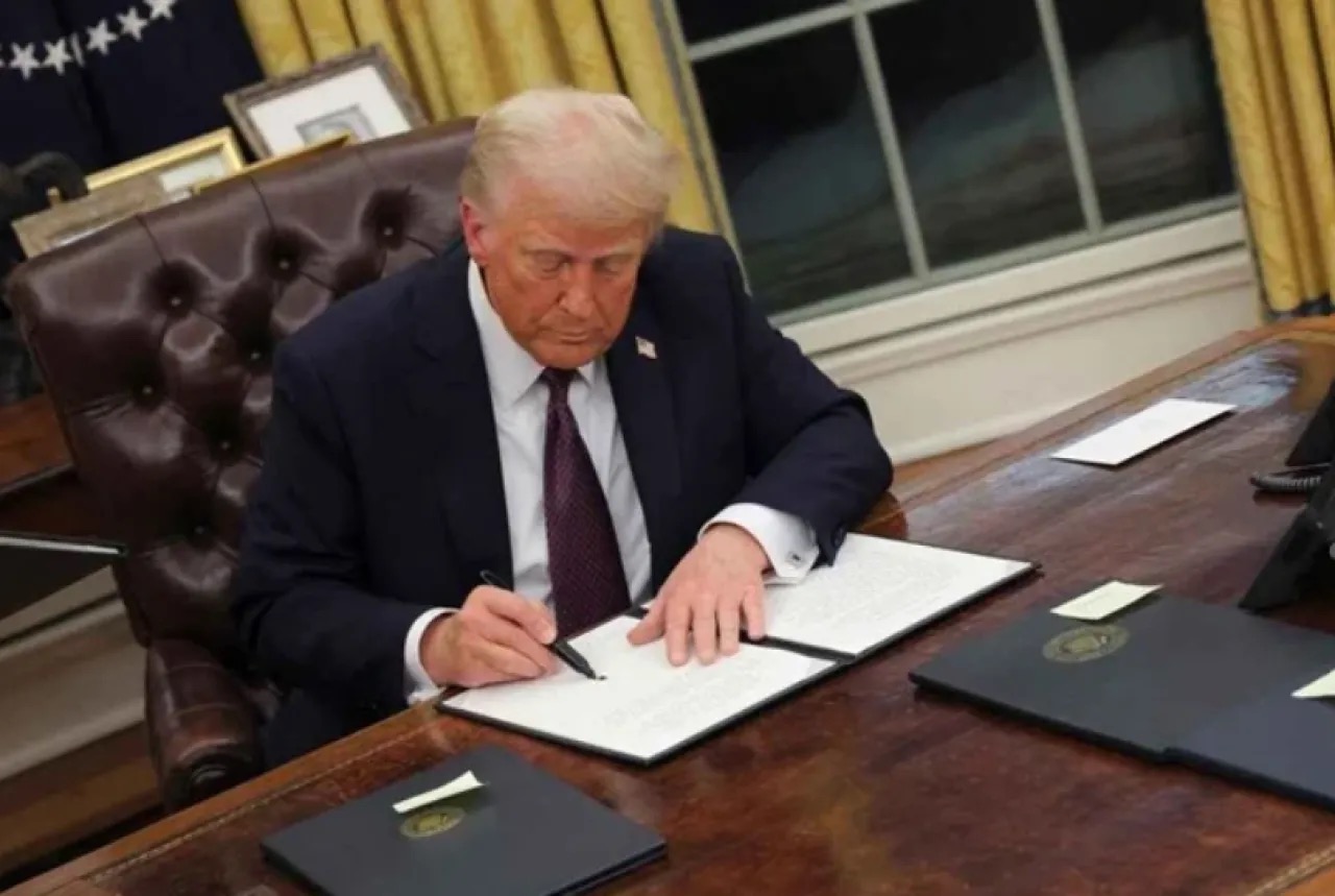 صورة حول : ترامب يخطط لتوسيع حظر السفر إلى أكثر من 30 دولة ترامب يخطط لتوسيع حظر السفر إلى أكثر من 30 دولة