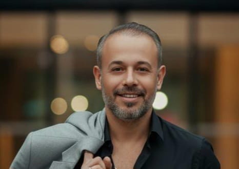 مصافحة يا إخوان!