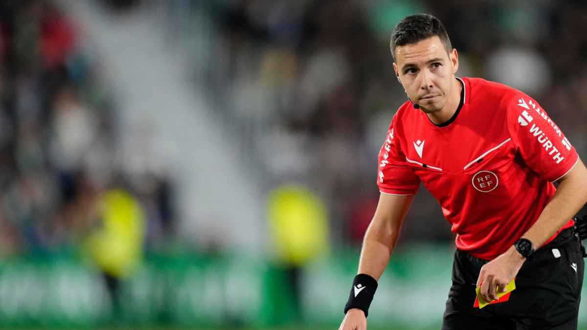 مخاوف برشلونة من حكم مباراة ريال بيتيس