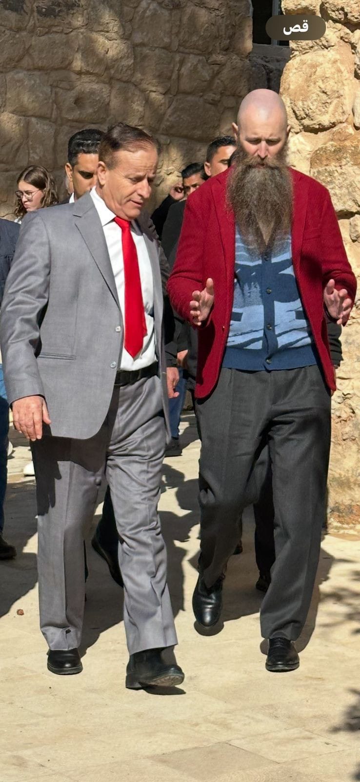 السفير الأمريكي يزور معهد الفسيفساء ويهديه صورته