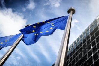 الاتحاد الأوروبي يقر حزمة هجرة متشددة ويخطط لإرسال المهاجرين خارج التكتل