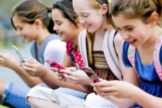 تحذير هام جدًا بشأن منح الهواتف للأطفال قبل سن 12