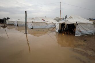 11 وفاة بانهيارات وغرق جراء المنخفض الجوي في غزة