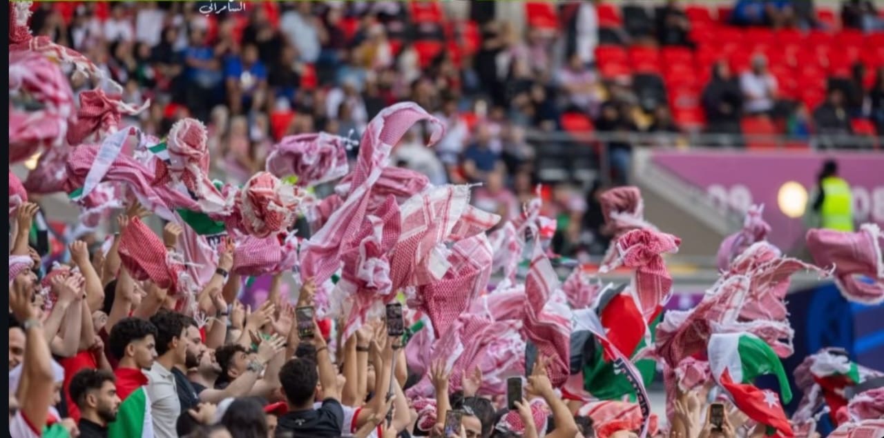 أردني يطلق مبادرة "هَدبتلّي" ويوزع أكثر من 10 آلاف علم وشماغ دعمًا للمنتخب في كأس العرب