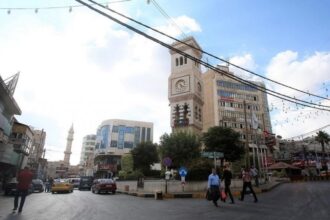 بلدية إربد تصدر مخالفات وتنذر آلاف المنشآت