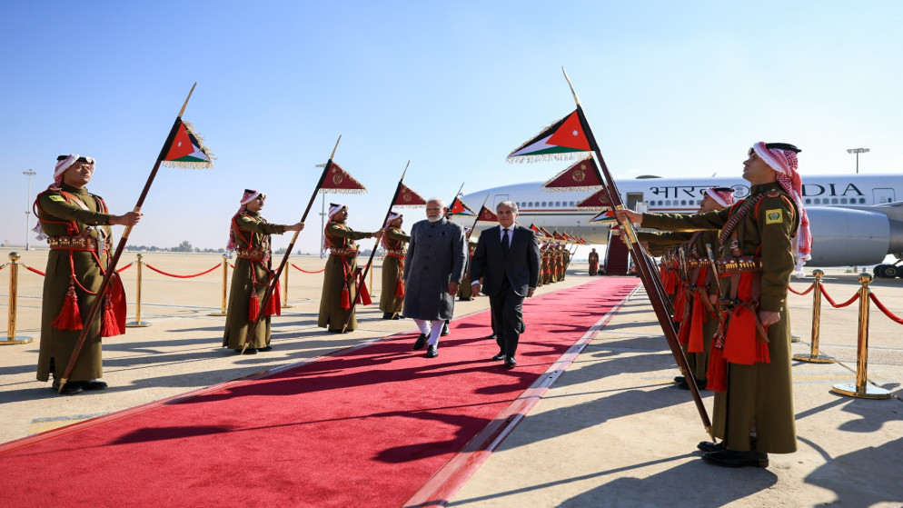 عاجل | جعفر حسان يستقبل رئيس وزراء الهند ناريندرا مودي في زيارة رسمية للأردن