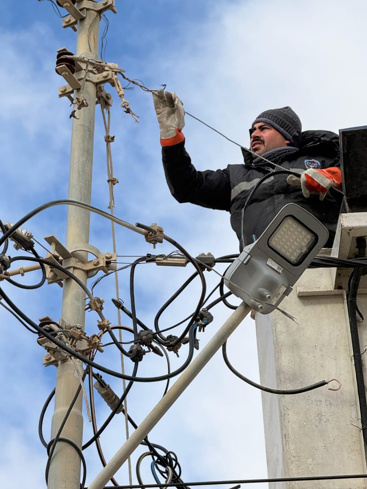 صورة حول : شركة توزيع الكهرباء تعالج تداعيات الأمطار بزمن قياسي .. فيديو وصور شركة توزيع الكهرباء تعالج تداعيات الأمطار بزمن قياسي .. فيديو وصور