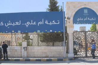 تكية أم علي تُجهّز 110 آلاف معطف وبطانية لغزة