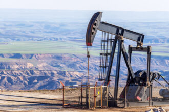 أسعار النفط تشهد ارتفاعًا طفيفًا مع قلق بشأن الإمدادات