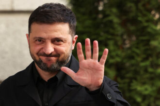 أزاروف يتهم واشنطن بتمهيد الطريق لإزاحة زيلينسكي