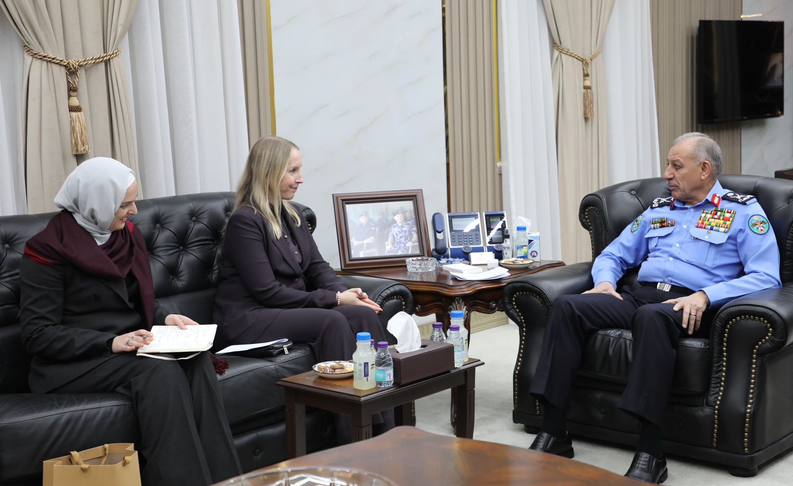 صورة حول : عاجل | مدير الأمن العام يلتقي السفيرة الهولندية، ويبحثان تعزيز التعاون الأمني المشترك عاجل | مدير الأمن العام يلتقي السفيرة الهولندية، ويبحثان تعزيز التعاون الأمني المشترك