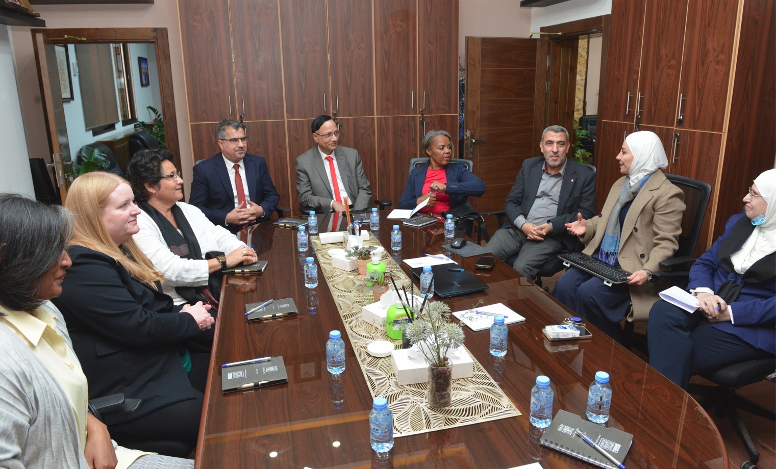 رئيس جامعة البترا يبحث سبل التعاون الأكاديمي مع وفد كلية "إدموندز"