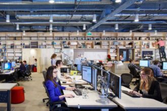 موظفون يخدعون نظام التعرف على الوجه بأقنعة ورقية بالصين