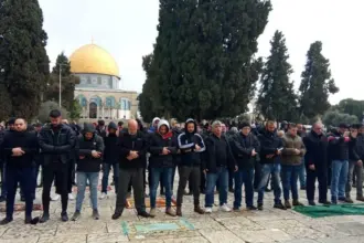 الآلاف يؤدون صلاة الجمعة بالأقصى وسط تشديد الاحتلال