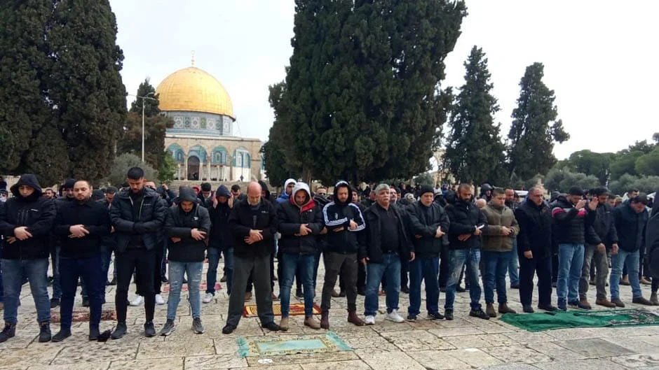 الآلاف يؤدون صلاة الجمعة بالأقصى وسط تشديد الاحتلال