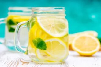 10 فوائد لماء الليمون مع الملح الأسود ستغير يومك بالكامل