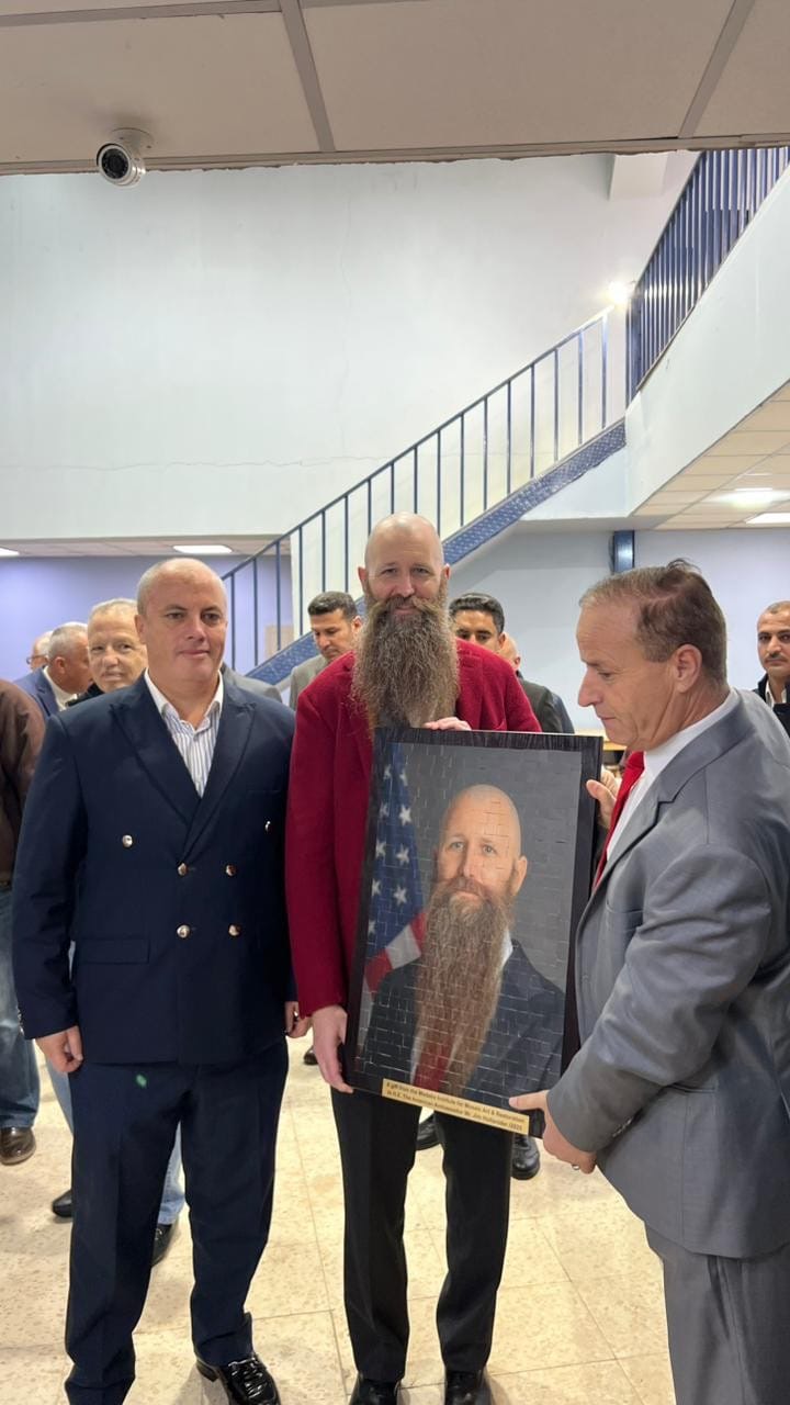 صورة حول : السفير الأمريكي يزور معهد الفسيفساء ويهديه صورته السفير الأمريكي يزور معهد الفسيفساء ويهديه صورته