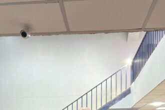 السفير الأمريكي يزور معهد الفسيفساء ويهديه صورته