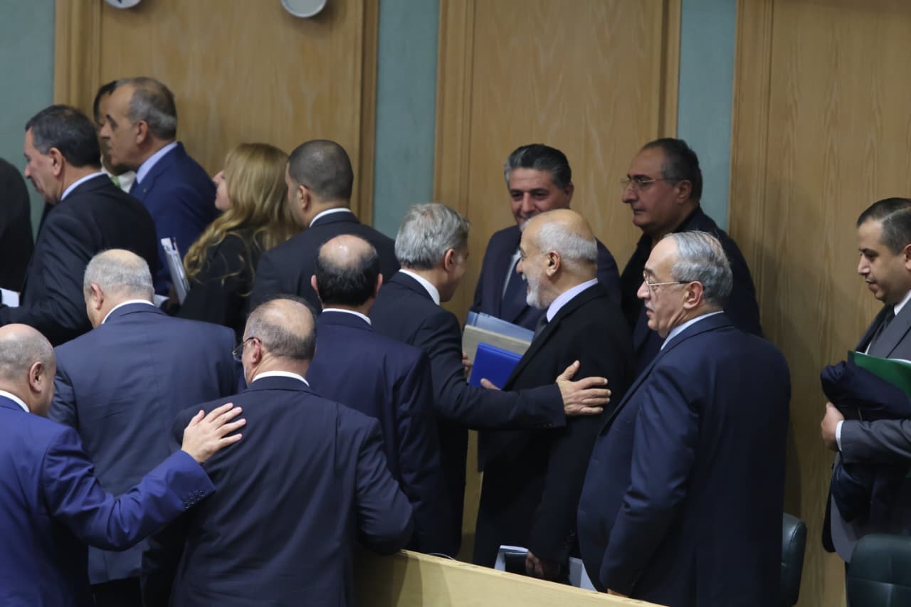 بالصور النواب يهنئون جعفر حسان بعد إقرار الموازنة