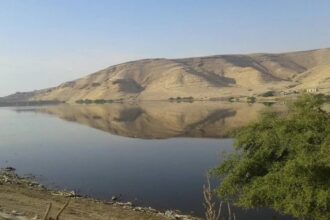 سد وادي شعيب يقترب من الفيضان وتحذيرات للسكان والمزارعين