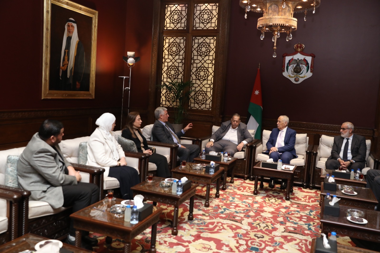 صورة حول : *رئيس الديوان الملكي يلتقي وفدا من جماعة عمان لحوارات المستقبل* *رئيس الديوان الملكي يلتقي وفدا من جماعة عمان لحوارات المستقبل*