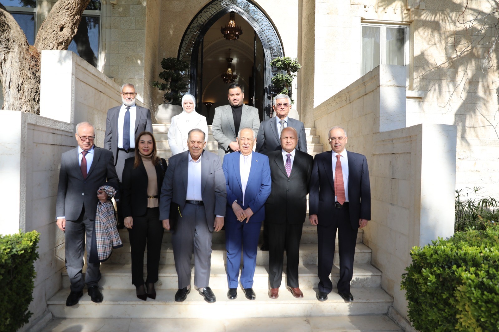 *رئيس الديوان الملكي يلتقي وفدا من جماعة عمان لحوارات المستقبل*