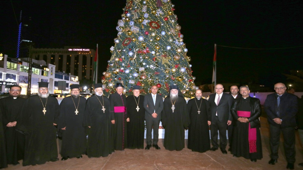 الشواربة يضيء شجرة عيد الميلاد في الدوار السادس