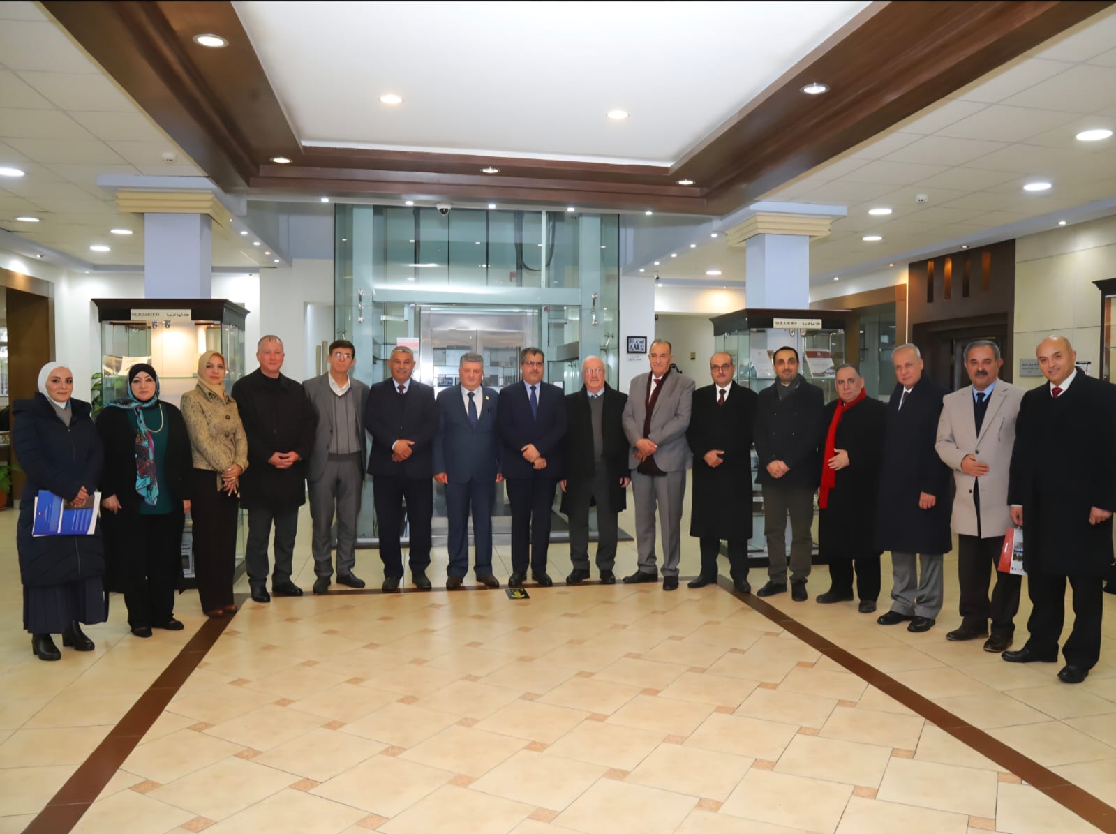 صورة حول : رئيس جامعة البترا يبحث مع جمعية "عون" التعاون في توثيق التاريخ الوطني رئيس جامعة البترا يبحث مع جمعية "عون" التعاون في توثيق التاريخ الوطني