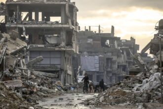 انهيار مبنيين في غزة جراء الأمطار والرياح الشديدة