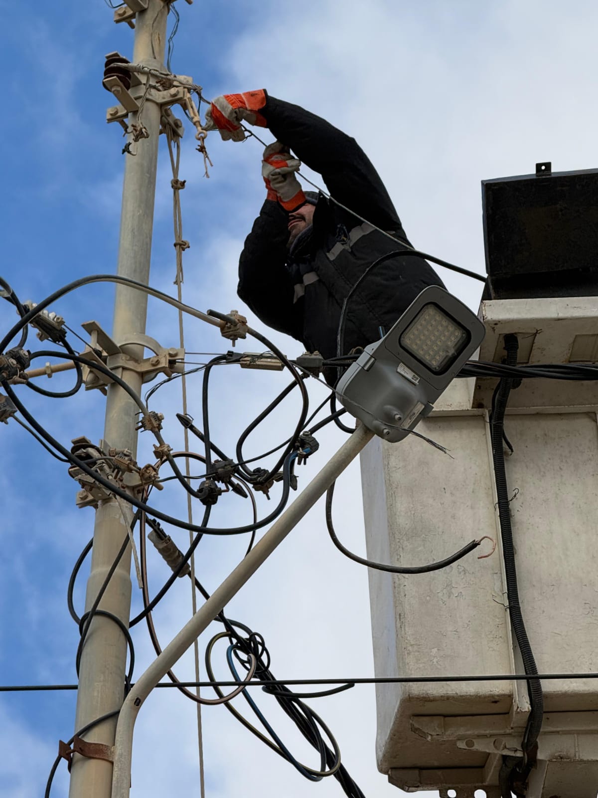 شركة توزيع الكهرباء تعالج تداعيات الأمطار بزمن قياسي .. فيديو وصور