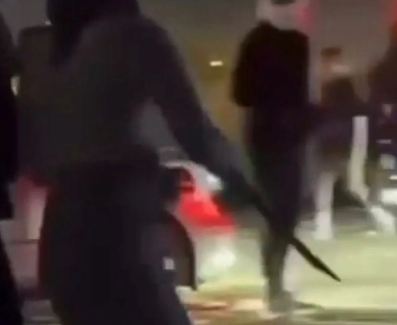 صورة حول : شرطة الفجيرة تضبط فتاة تحمل سيفاً خلال احتفالات عيد الاتحاد شرطة الفجيرة تضبط فتاة تحمل سيفاً خلال احتفالات عيد الاتحاد