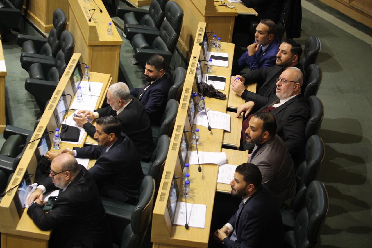 صورة حول : ريلز وأيادي لم ترفع وأخرى بقيت مرفوعة … تفاصيل التصويت على الموازنة ( أسماء) ريلز وأيادي لم ترفع وأخرى بقيت مرفوعة … تفاصيل التصويت على الموازنة ( أسماء)