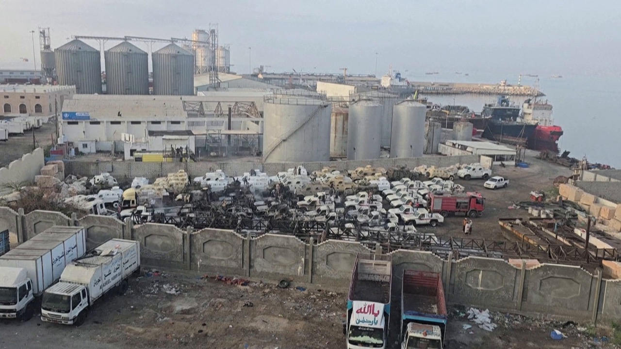 التحالف يستهدف أسلحة في ميناء المكلا جنوب اليمن