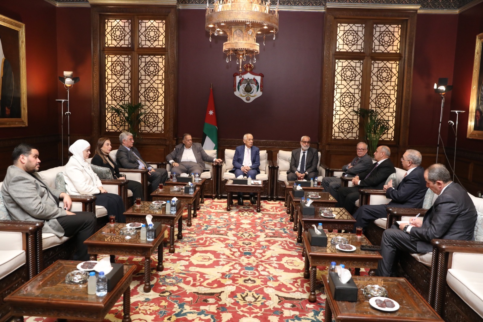 *رئيس الديوان الملكي يلتقي وفدا من جماعة عمان لحوارات المستقبل*