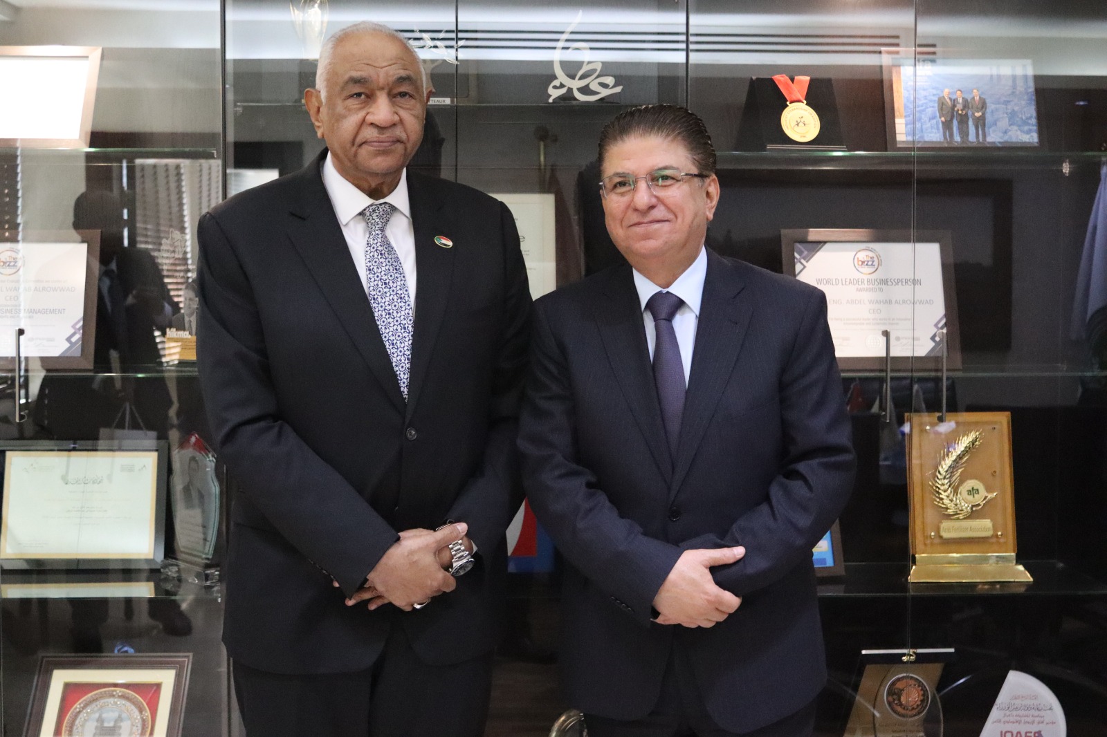 صورة حول : الرئيس التنفيذي " للفوسفات" يبحث مع السفير السوداني في عمان تعزيز التعاون المشترك الرئيس التنفيذي " للفوسفات" يبحث مع السفير السوداني في عمان تعزيز التعاون المشترك