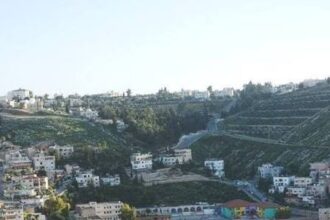 اللجنة الاستشارية الخاصة بأراضي شركة الإسمنت بالفحيص تلتقي رجل الأعمال المناصير