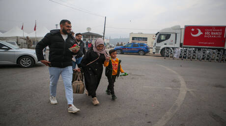 صورة حول : تركيا توقف الخدمات الصحية وتشدّد شروط الإقامة للاجئين السوريين تركيا توقف الخدمات الصحية وتشدّد شروط الإقامة للاجئين السوريين